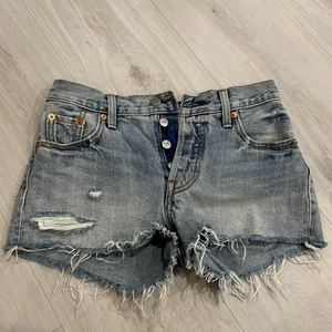 Jeansshorts -  jeansshorts ifrån Levis. Knappt använda.  Får tyvärr inte på mig dom längre så kan ej skicka bilder på