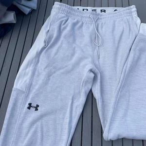 Under armour mjukisbyxor - Coola under armour mjukisbyxor som passar att ha både hemma och ute, som är super bekväma men kommer tyvärr inte till användning!😎