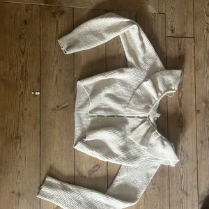 Stickad blus 💗 - Den är jätte mysigt speciellt höst och vinter köptes i januari 2021 älskar men är dock förstår för mig den är i storlek xs och sen det vit ut men är begie 💗 är väldigt nöjd över den men dags för ett nytt plagg i garderoben 🫶🏽💗 köptes för 299 och är från Hm