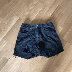 Svarta jeansshorts från HM - Väldigt sköna och bekväma. Knappt använda men har blivit för små så säljer nu