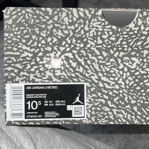 Jordan 3 Retro Georgetown US 10,5 - Säljer mina Jordan 3 Retro Georgetown. Med box och tagg av äkthet från StockX där jag köpte dem. Köptes för ca 1 år sedan.