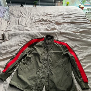 Disel jacka - En tunn disel jacka som köptes 1 år sen för 2000 kr. Knappt använd, har använts max 2 gånger och är som ny. Köptes i butiken volt. Köparen står för frakten.