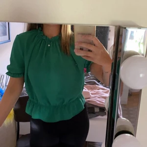 Topp - Säljer min topp i finaste gröna färgen. Kommer tyvärr inte till användning. Nyskick. Tryck inte på köp direkt!‼️