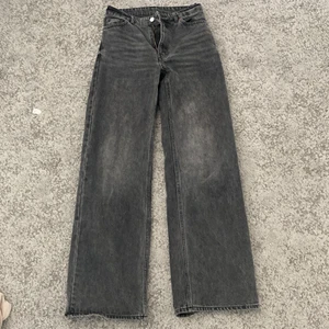 Monki jeans  - Högmidjade jeans, ganska långa. De är långa för mig så de passar inte mig. 