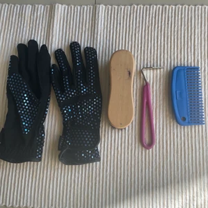 Handskar, borste och krats (pack) - Handskar aldrig använt, krats aldrig använt, borsten aldrig använt men finns dock lite ”fulheter” på ytan efter en klisterlapp som suttit.  Handskar är stl.M Säljer för jag rensar ur mitt rum och har ingen användning för dem.