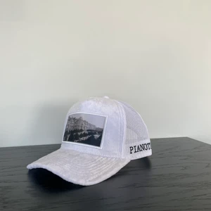 PIANOTTI KEPS - Säljer vit Pianotti keps. Helt ny. Bild av Göteborg! Frågor dm->