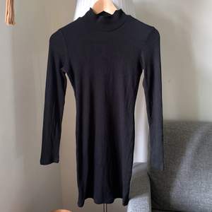 Svart ribbad poloklänning i storlek S, i stretchigt och skönt material 🖤 Knappt använd!
