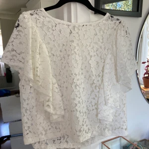 Vit spetstopp - Vit spetstopp från Gina tricot. Jätteskön och fin. Använd 2-3 gånger. Nyskick 