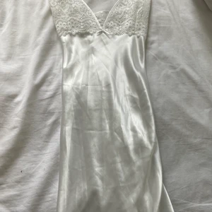 Spetsklänning - Spetsklänning som är vintage som  aldrig är använd. Köpte för 250kr. Passar till fest eller till finare tillfällen. Köparen står för frakt! Stl passar för s-l