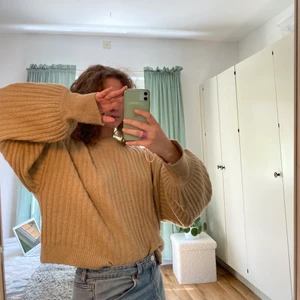 Beige stickad tröja - Stickad tröja med ballongarmar!! Perfekt för höst o vinter💓 passar de flesta storlekar:))