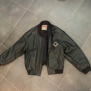 Läderjacka - Ascool vintage läderjacka, rätt så tjock så passar bra till hösten och vintern. Jättefint skick! Dock väldigt tung så blir dyrt om den ska skickas. Väldigt oversized på mig som är xs och 178 cm