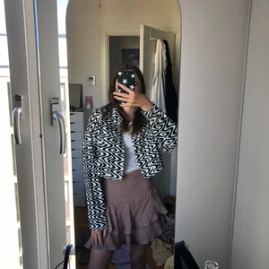 Jacka - Superfin jacka  från H&M! Köpte i vintras  men har aldrig använt! Frakt tillkommer på 40kr. Direkt till brevlådan!⭐️