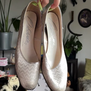 Vintage kitten heels - Skor märkta ”Osbornia”, 50-tal. Låg klack. Metallic färg. 