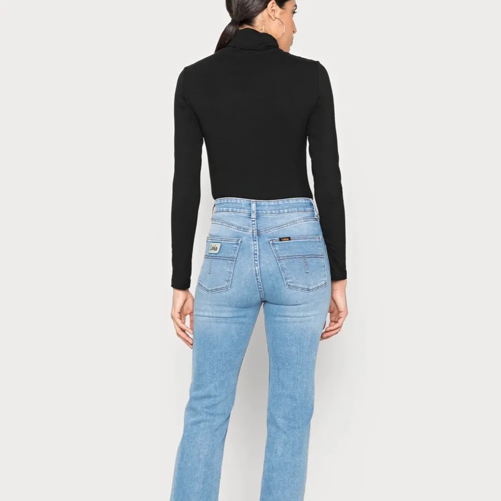 Jag säljer ett par lois high retro straight jeans. Nypris är 1600 men jag säljer för 800💙. Jeans & Byxor.