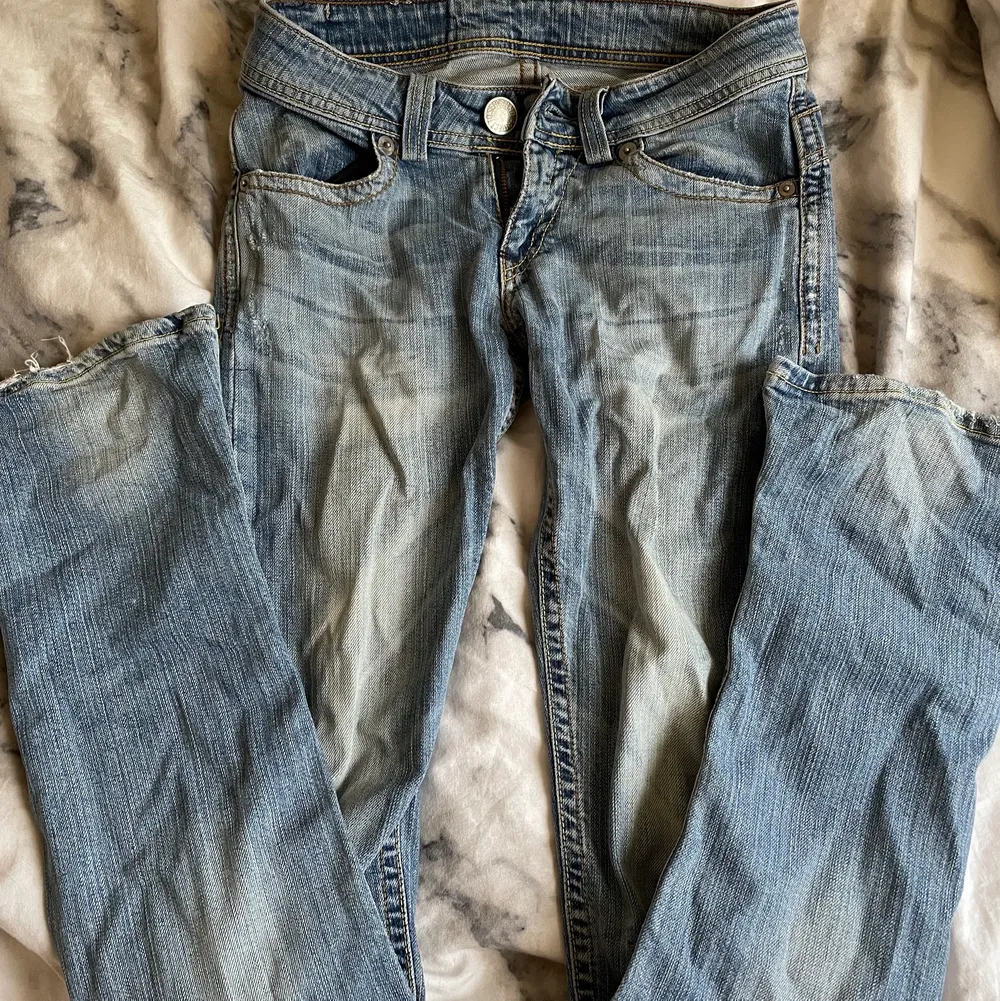 Jättesnygga low waist jeans som nu har blivit lite för små för mig, kontakta vid intresse🫶🏻. Jeans & Byxor.