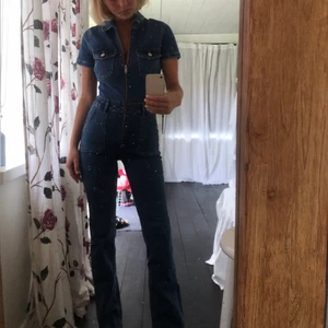 Jeans jumpsuit  - Säljer denna jumpsuit från Pull&bear, endast testad en gång, säljer pga råkade beställa två💖hör av dig vid intresse!