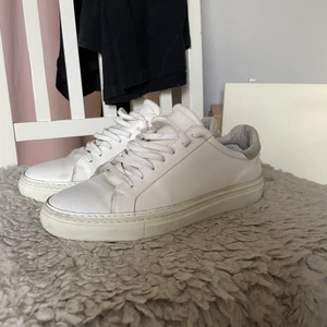 J.lindeberg skor - Hej 👋 säljer ett par j.lindeberg skor i storlkek 41. De är sparsamt använda!  Nypriset ligger på cirka 1200kr.  Jag säljer dem PGA används inte.