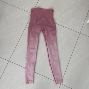 Träningbyxor - Ur snygga träningsbyxor som verkligen framhäver kroppen med en söm vid rumpan samt skuggningen under 