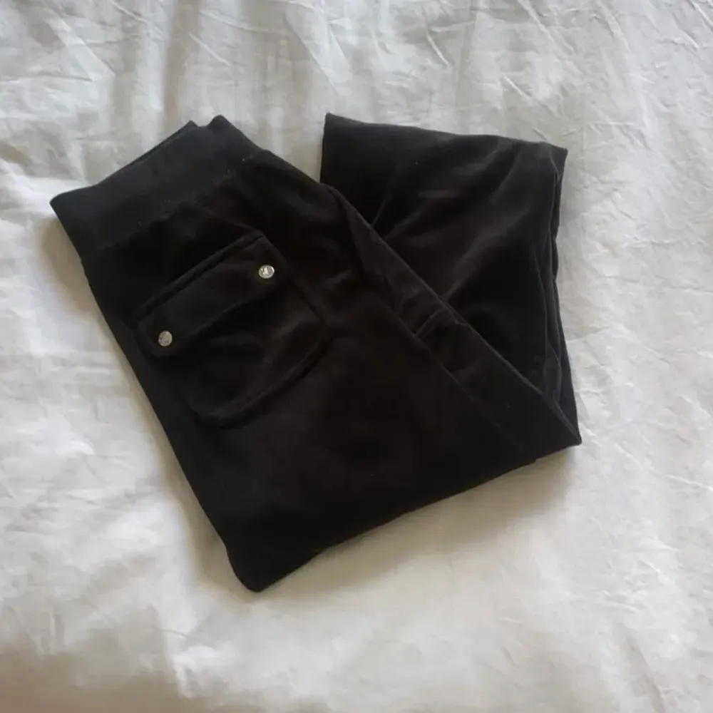Säljer mina svarta juicy byxor som jag köpte för några månader sedan❤️ knappt använda så nästintill i nyskick💗 säljer inte under 600kr, köp dirket för 750kr💗. Jeans & Byxor.