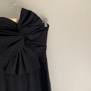 Byxdress - Säljer en svart byxdress i väldigt fint skick. I princip oanvänd. Perfekt till fina middagar, fester, galor osv. Kan skicka fler bilder vid intresse.