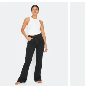 Svarta bootcut jeans - Säljer dessa svart-grå jeans från bikbok i bootcut modell. De är som nya förutom att jag klippt dem nertill vid benen pga att de var för långa, jag är 168. 