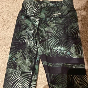 Stronger thigts  - Ett par jätte fin träningsthigst från stronger i nyskick💞 storlek xs! Säljer pågrund av att jag inte använder längre! 40 kroner frakt!