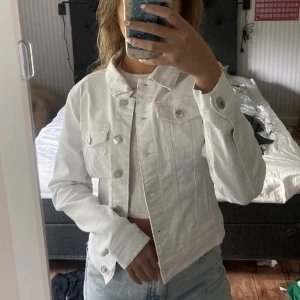 Jeansjacka - Vit jeansjacka från Veromoda storlek XS💕 Bra skick☺️ köparen står för frakt!