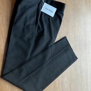 Acne Studios kostymbyxor stl 40 - Klassik kostymbyxa i svart. Passar till alla stilar. Oanvända med lapp kvar.  Nypris 3 000kr. Tyvärr är det helt fel stl för mig.