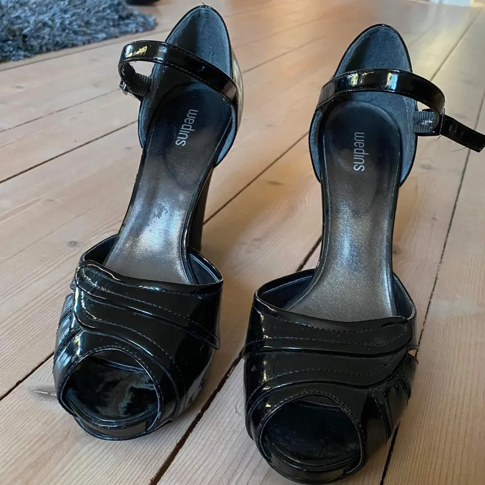 I'm selling these suipem heels because they are not my size anymore. They are in good condition . Skor.