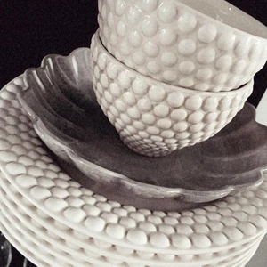 Mateus  - Säljer mitt gråa Mateus porslin. Jag har 2 avlånga fat och oyster i olika storlekar . Kom me prisförslag. Inga skambud tack 