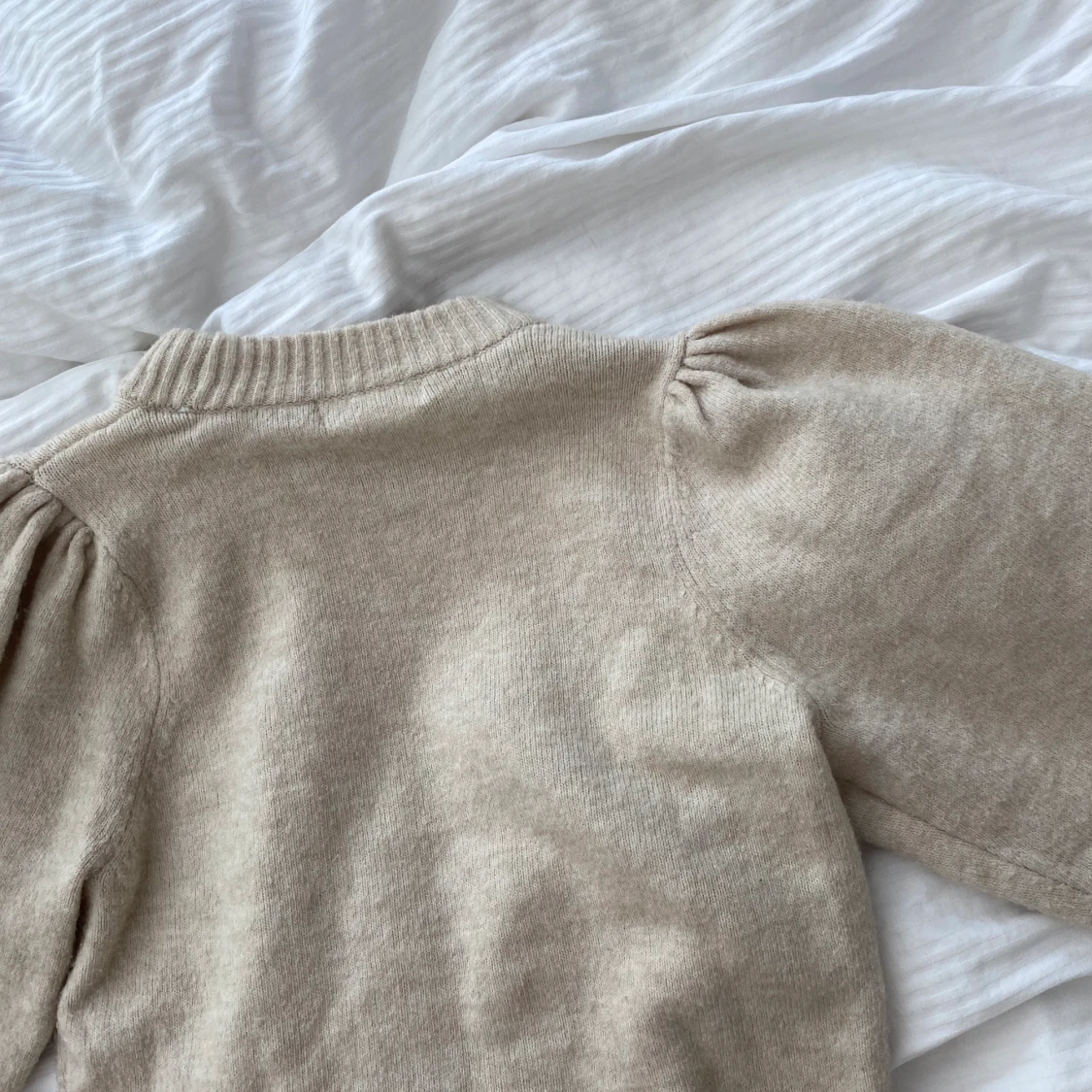 Stickad beige tröja från hm - 91