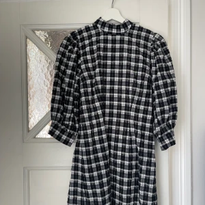 GANNI klänning  - Kort Klänning från märket Ganni, figursydd med puffärm 