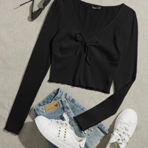 Tröja - Tröja som aldrig kommit till användning. Storlek xl men väldigt liten i storleken skulle säga att det mer är en S. 50kr + frakt💕