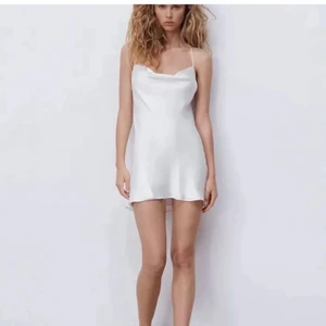 Stainklänning zara  - Vit satinklänning från zara, storlek s, passar xs också. Så fin men behöver pengarna! 