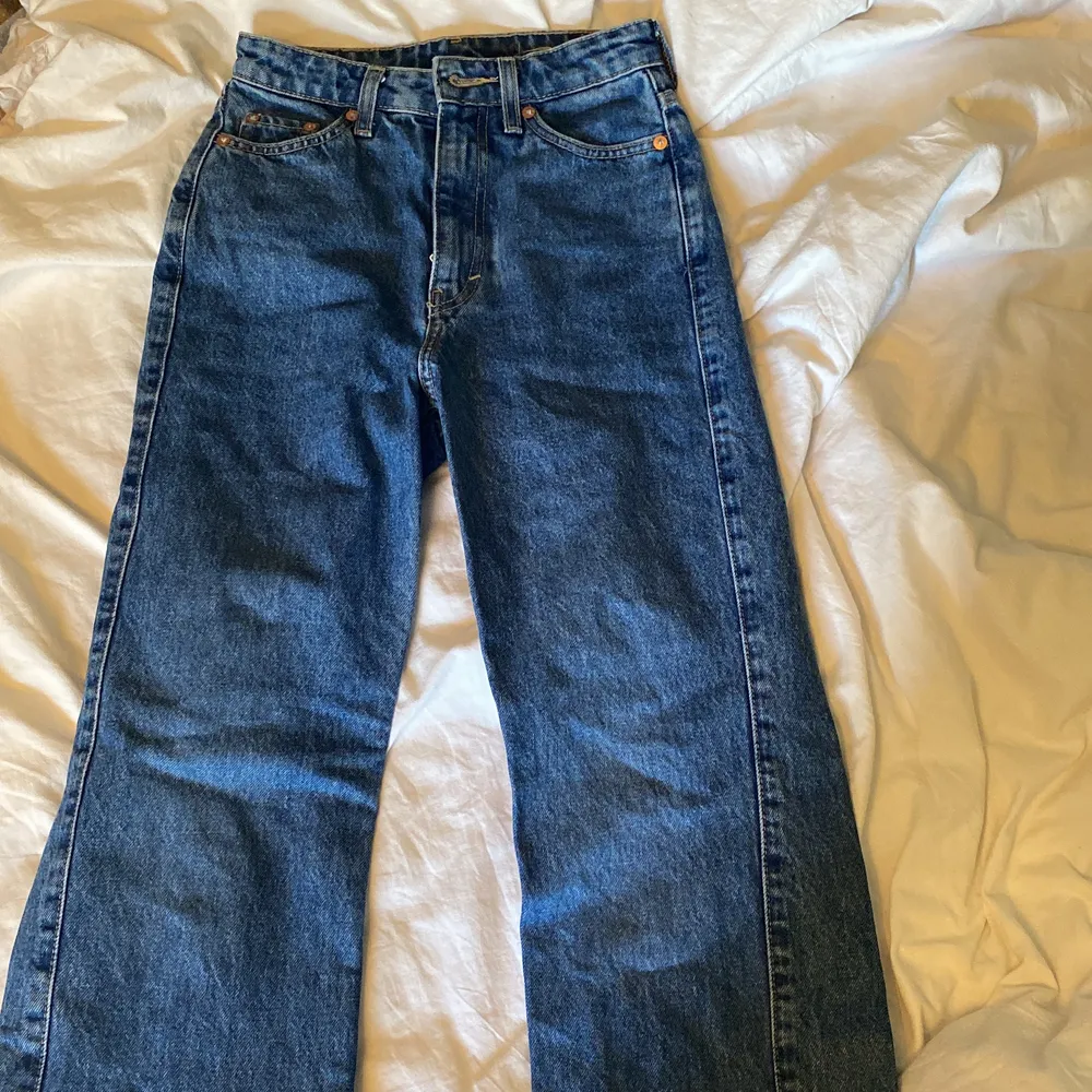 Weekday ROWE jeans i storlek 23/30 använda 2 gånger. Dom är hela men väljer att sälja pågrund utav att dom inte passade mig. Ordinarie pris är 300 kronor men säljer för 150 plus frakt.. Jeans & Byxor.