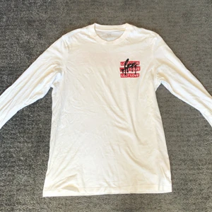 Lee långärmad tröja strl M  - Tröjan är ungefär 3 år gammal men knappt använd då jag hitta den i en flyttlåda. Finns inga skador och sitter bra.