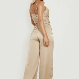 Satin set - Säljer ett helt nytt set i satin, passade inte mig men returen är för krånglig på boohoo. Helt nytt, lappar sitter kvar. Är 179 lång och tyckte byxorna var lite för korta för mig. Storlek 38 på byxorna och 36 på toppen. Jättefin. Nypris ca 400kr