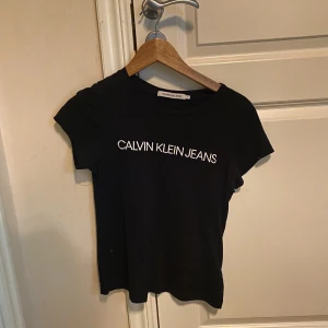 Calvin klein t-shirt - Säljer min superfina äkta calvin klein t-shirt💕den är i nyskick, då den tyvärr knappt kommit till användning💕  Skriv för fler bilder💕🤩