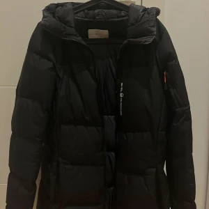 Sail Racing jacka - Säljer jackan eftersom jag inte använder den. Den är som ny. Det är storlek S, passar mig som är 166cm lång.  (nypris:2300kr) Dm om ni är intresserade eller vill ha fler bilder. Priset kan diskuteras!