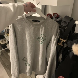 BenyaminS tracksuit top  - Säljer en sweatshirt från märket benyamins Skit fet men tyvärr blivit för liten.. Storlek medium