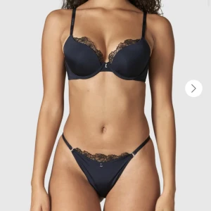Lounge underwear - Säljer detta settet från lounge underwear. Det är deras anti-gravity push up-bh i färgen svart. Settet är helt nytt och oanvänt. Köpare står för frakt❤️