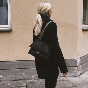 Väska - Säljer denna slutsålda väska ifrån H&M Nyskick 🫶🏻 