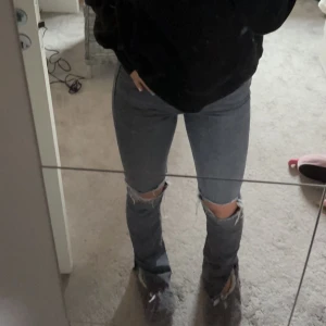 Zara jeans  - Säljer mina jeans från zara eftersom jag inte får användning för dom