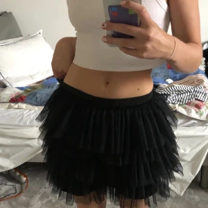 Volangkjol zara - Säljer nu min tyllkjol från zara med massa volanger! Perfekt till fest!💕 strl XS! Jag är 171 cm lång🤍 inga defekter! Går inte att köpa längre!💘