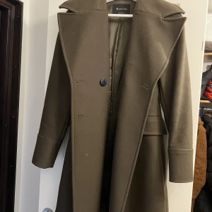 Massimo Dutti kappa  - Massimo Dutti kappa från Portugal, använd en gång. Storlek S och det är ull. Nypris 2800kr säljer den för 1200kr nu. 