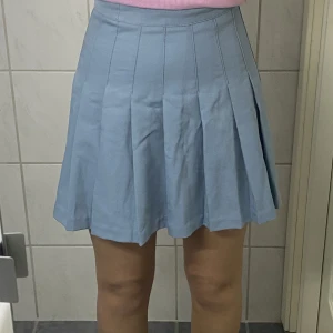 Blå kjol - Medel lång blå kjol från H&M. Bara skick. 