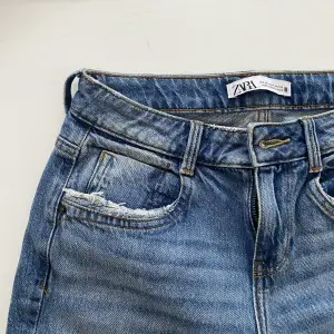 Säljer dessa jeans från zara då dom är för korta för mig som är 167 cm lång. Skulle säga att dom passar 160 cm bra 💕strl 36