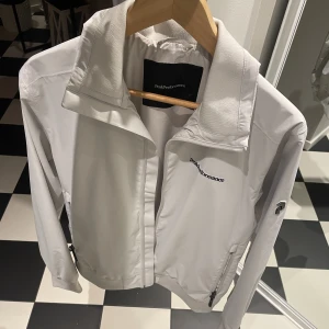 Peak performance jacka - Peak jacka som knappt är använd. Passar bra nu till vintern eller att åka skidor med.