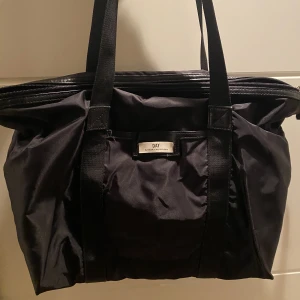 Day väska - så fin day väska i svart färg med måtten 30 cm x 45 cm x 16 cm. väldigt fint skick och passar till alla outfits