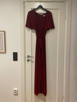 Långklänning från Bubbleroom - Långklänning i ett lite tyngre material, vilket gör att den faller väldigt fint. Har tyvärr aldrig fått någon användning för den så den är helt som ny. Jag har den i stl 38. 